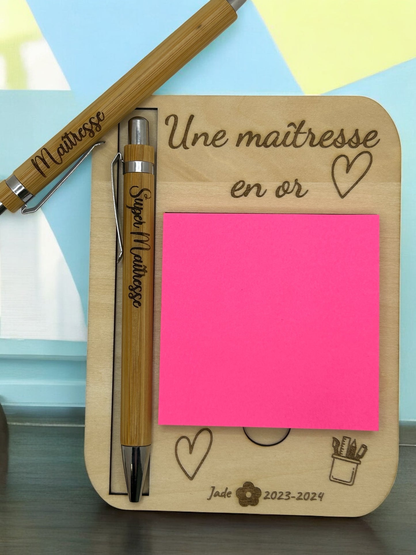 Bloc-notes bois avec stylo personnalisé – Merci Maîtresse, Maître, Nounou, ATSEM…