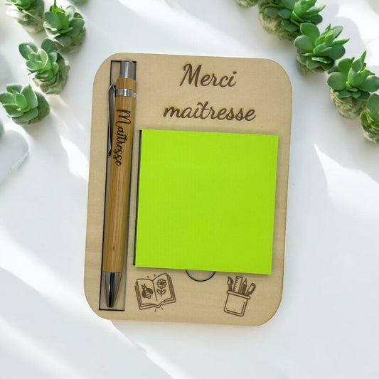 Bloc-notes bois avec stylo personnalisé – Merci Maîtresse, Maître, Nounou, ATSEM…